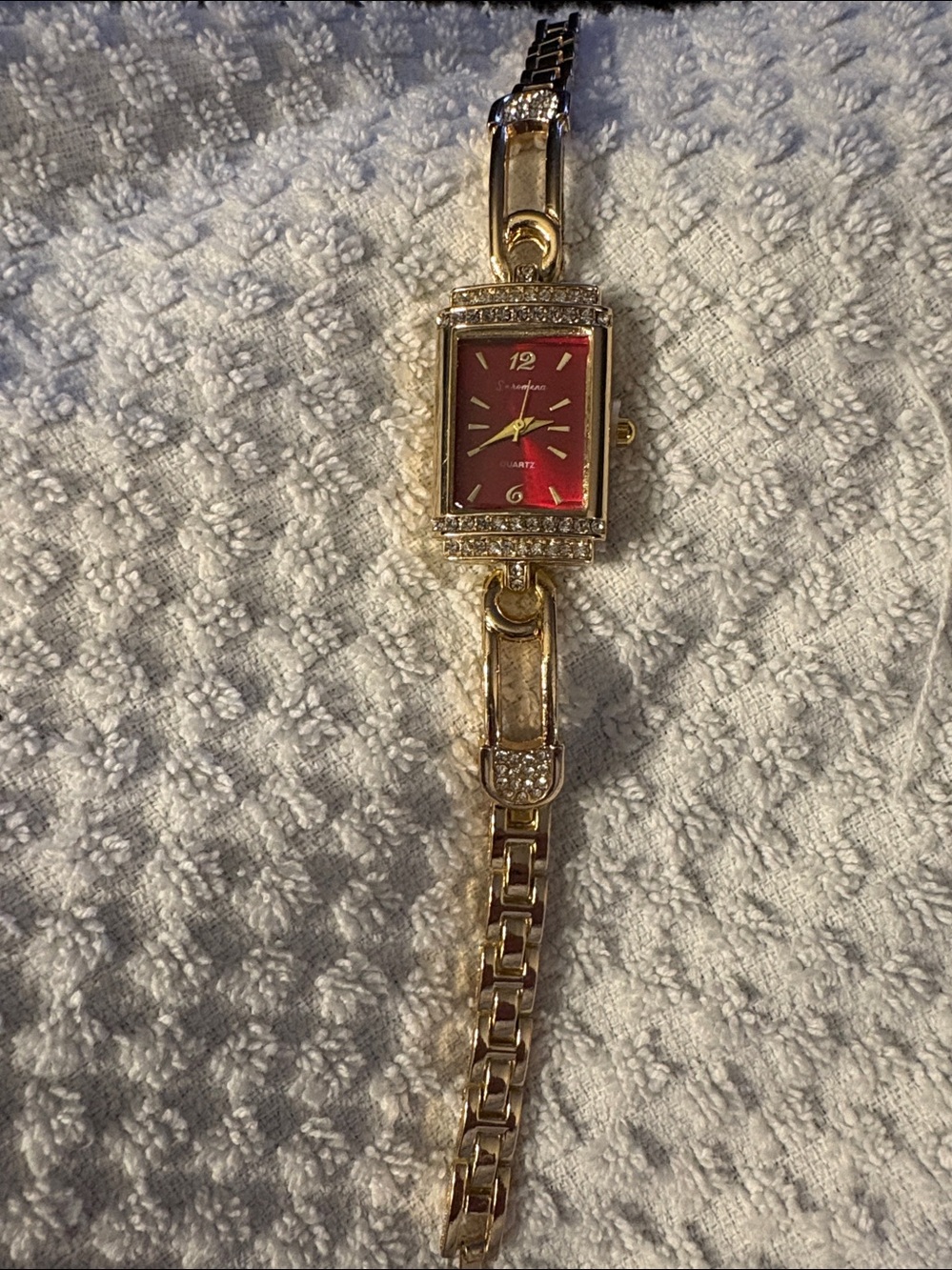 Watch- Red Face Vintage Rectangular Gold Tone alloy material Watch Diamond-Accen